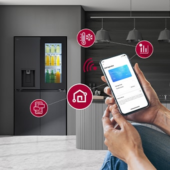 Foto di un frigo installato in una cucina dall'arredamento moderno.