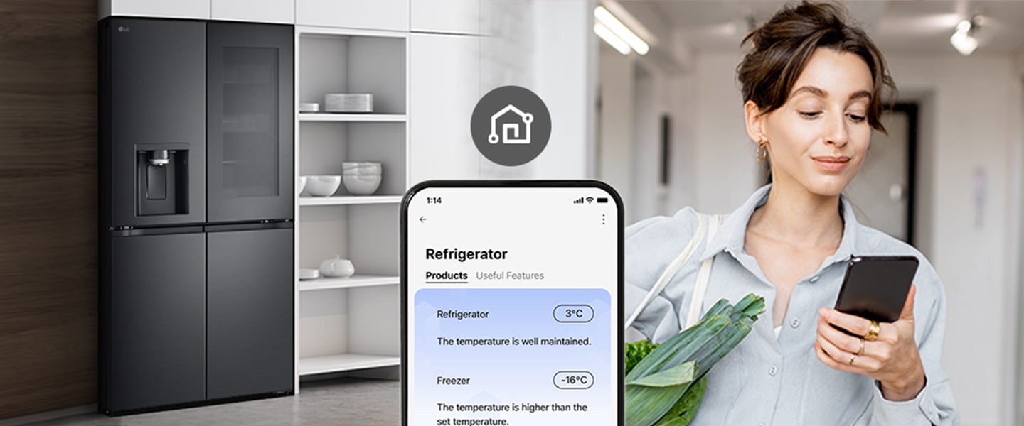 Donna che controlla la temperatura del frigorifero LG nero in cucina moderna tramite smartphone.