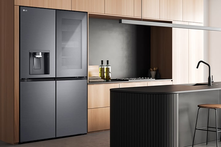 Immagine ambientata del frigorifero inserito all'interno di una cucina moderna.