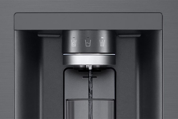 Dispenser d'acqua e ghiaccio di un frigorifero LG in acciaio inossidabile con funzione di filtrazione, versando acqua.