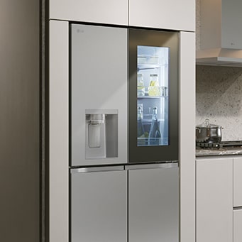 Foto di un frigo installato in una cucina dall'arredamento moderno.