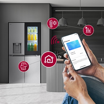Foto di un frigo installato in una cucina dall'arredamento moderno.