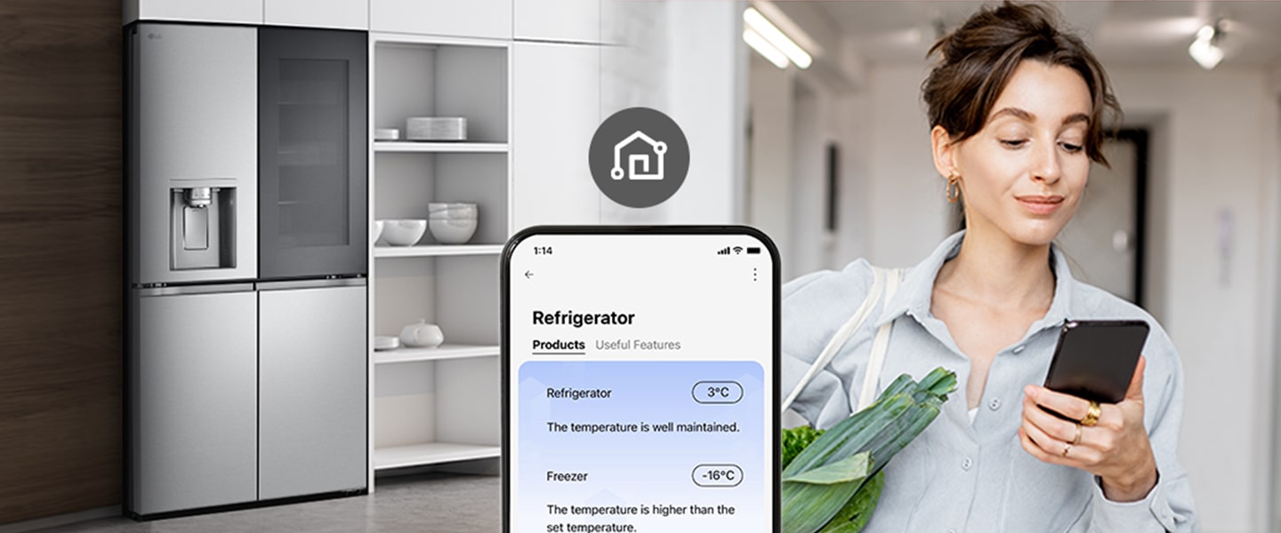 Una donna controlla la temperatura del frigorifero LG sul suo smartphone, con il frigorifero LG in cucina sullo sfondo.