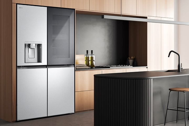 Foto di un frigo installato in una cucina dall'arredamento moderno.