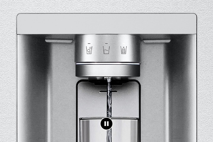 Erogatore del frigorifero LG versa acqua in un bicchiere, con opzioni per ghiaccio tritato o a cubetti sopra il rubinetto.