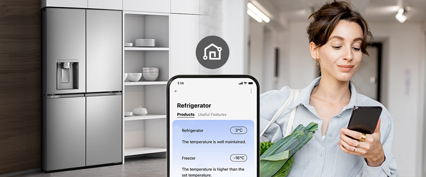 Donna monitora la temperatura del frigorifero LG tramite smartphone, con il frigorifero in una cucina moderna.