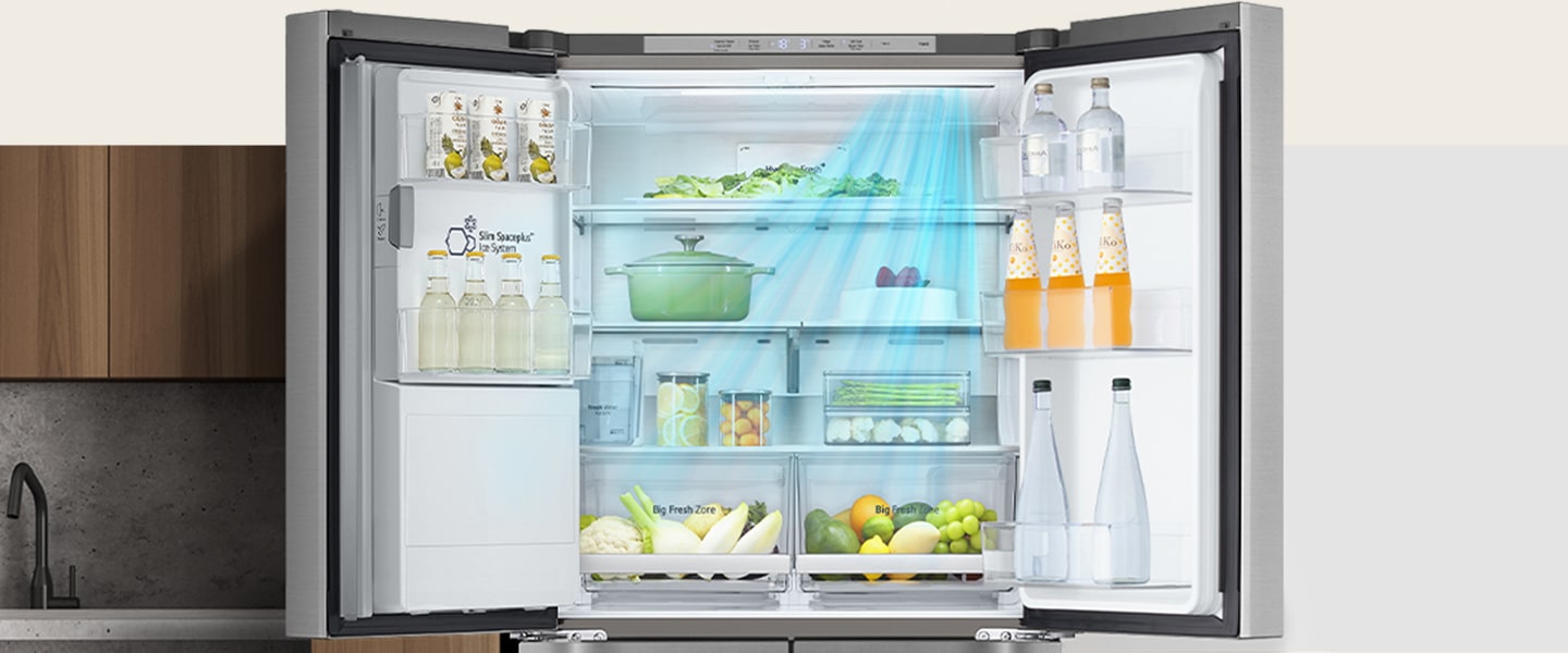 Frigorifero LG a porte aperte con verdure, bevande, lattine e un contenitore verde all'interno.
