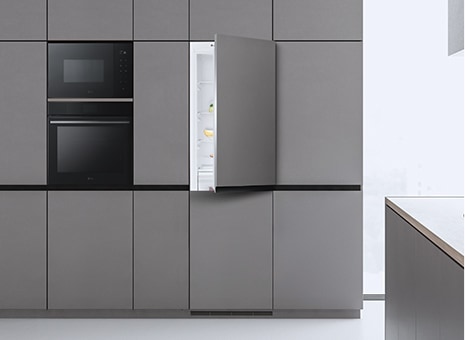 Una cucina con il frigorifero con la porta leggermente aperta