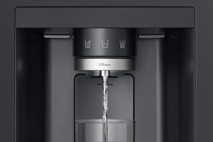 Distributore d'acqua LG con tecnologia UVnano, rifornisce un bicchiere con acqua.