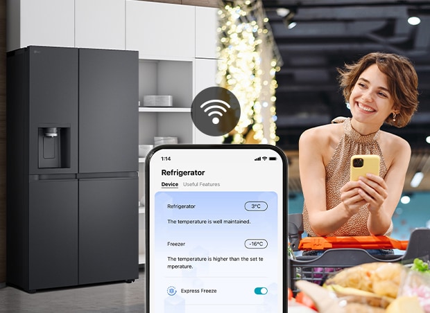 Frigorifero nero LG in cucina moderna con smartphone che controlla la temperatura.