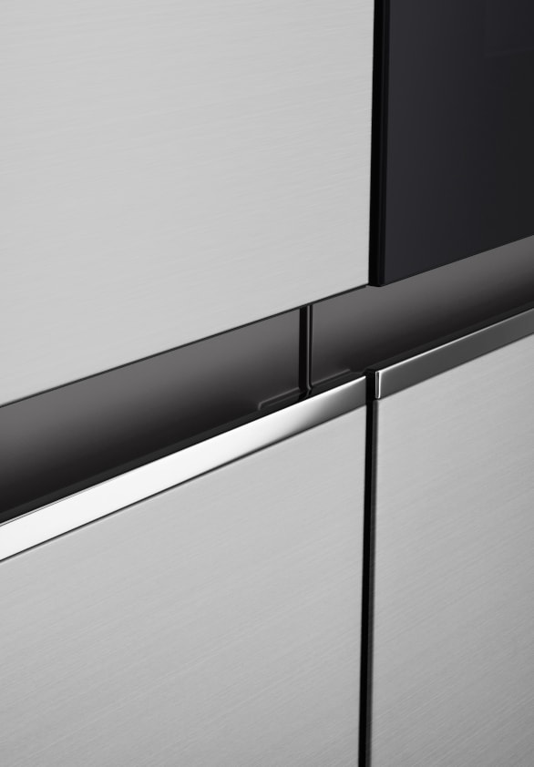 Una vista laterale del frigorifero per evidenziare l'eleganza del design della maniglia integrata. 