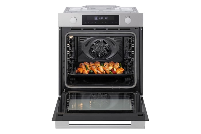 Forno con porta aperta e cibo all'interno