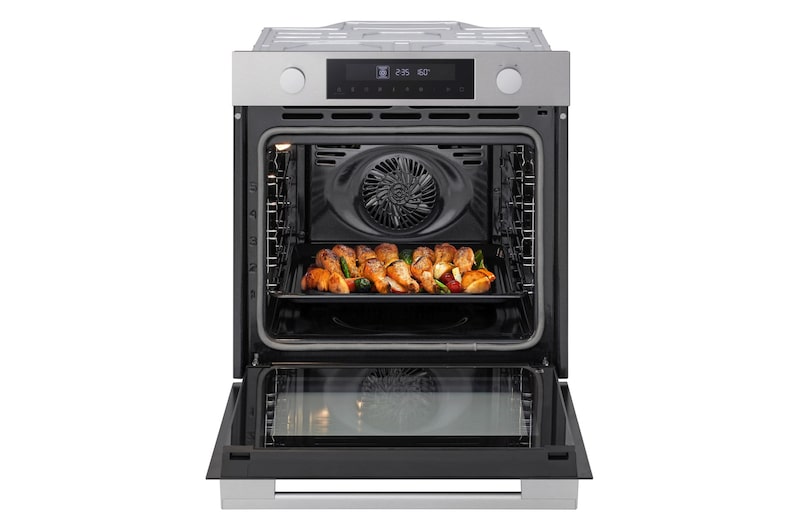 Forno con porta aperta e cibo all'interno