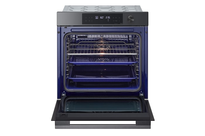 Foto frontale con porta aperta e teglie