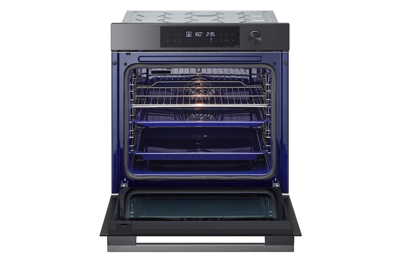 Foto frontale con porta aperta e teglie