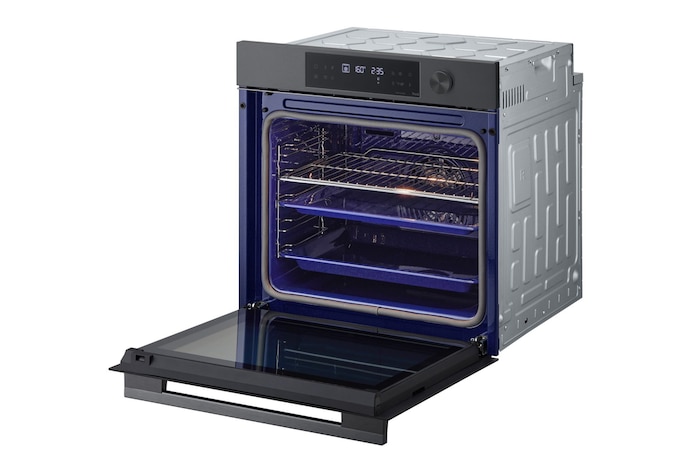 Foto angolata verso sinistra con porta aperta