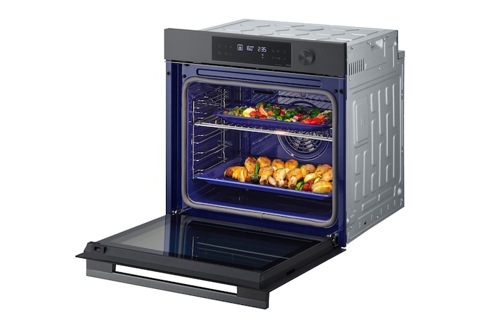 Foto angolata verso sinistra con porta aperta e cibo all'interno