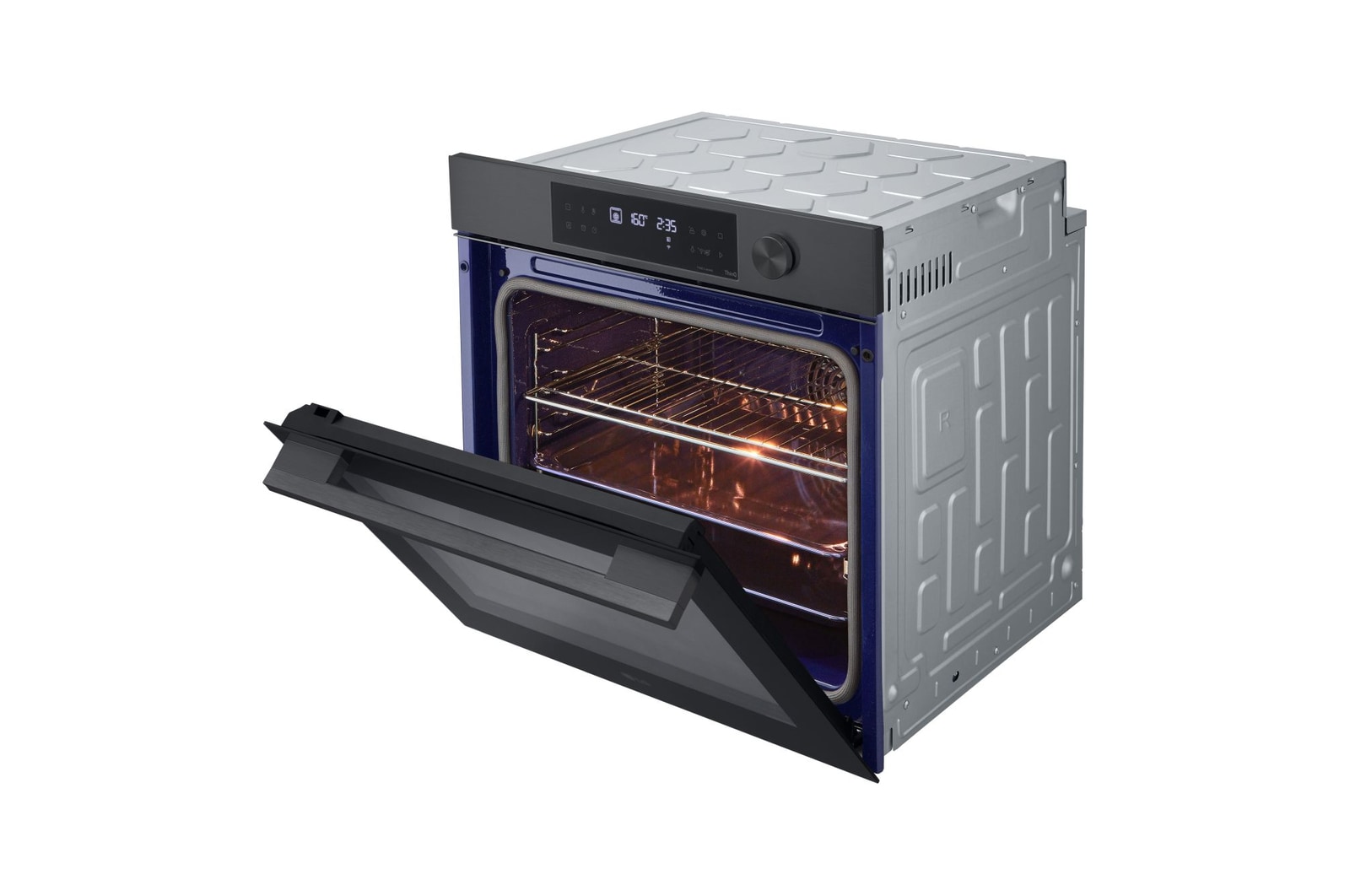 Foto di tre quarti rivolto verso sinistra con sportello semi aperto