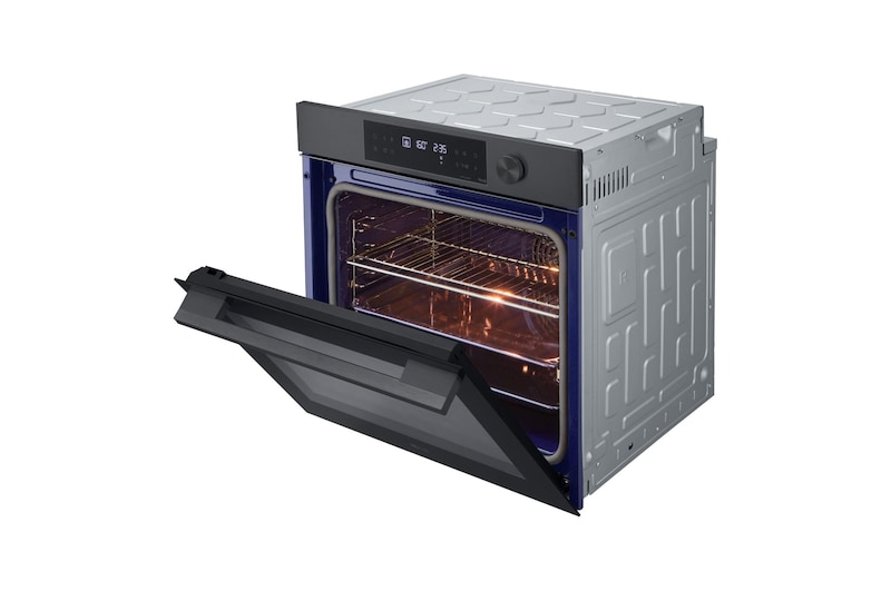 Foto di tre quarti rivolto verso sinistra con sportello semi aperto