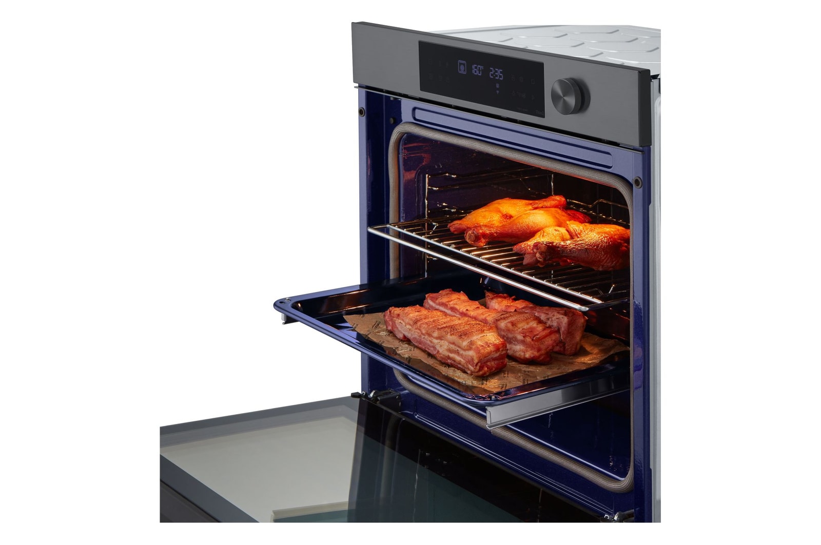 Dettaglio della cavità con la teglia inferiore estratta sulle guide a scorrimento e con del cibo all'interno