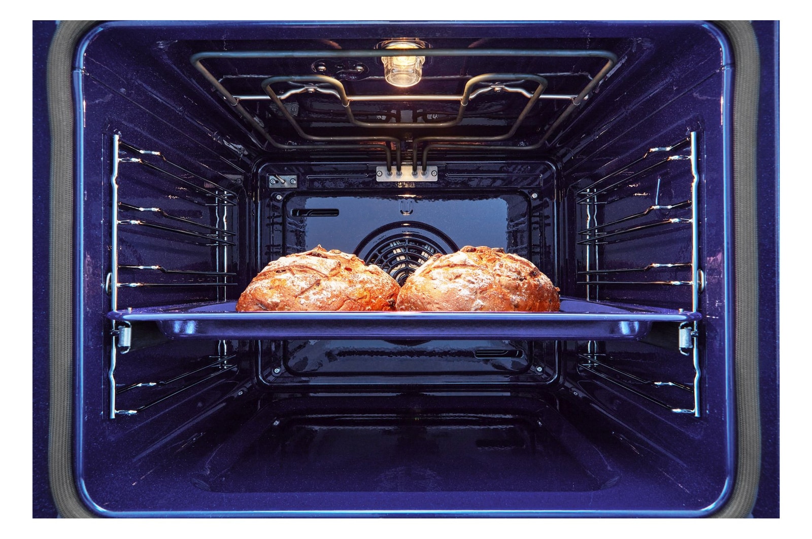 Dettaglio della cavità vista frontalmente con la teglia su cui si sta cuocendo del pane