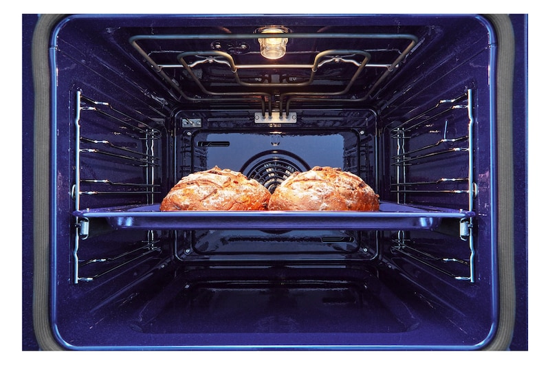 Dettaglio della cavità vista frontalmente con la teglia su cui si sta cuocendo del pane