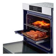 Foto angolata del forno con cibo LG WSED7664S