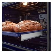 Foto focus del forno con cibo LG WSED7664S