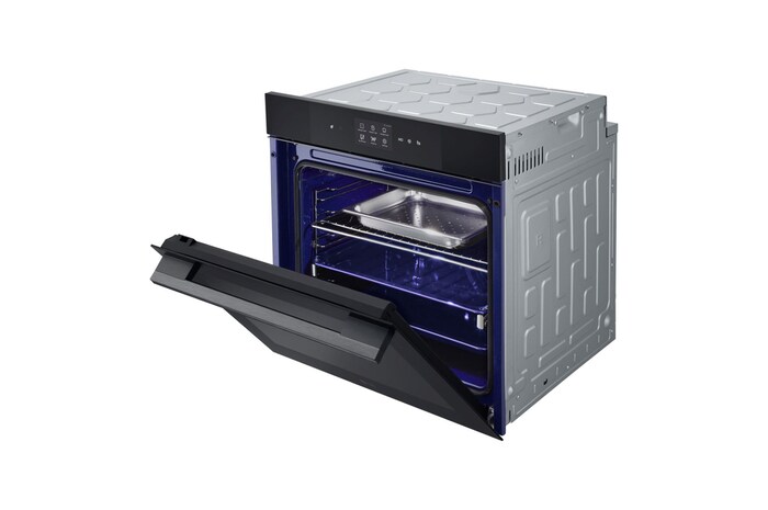 Foto di tre quarti rivolto verso sinistra con sportello semi aperto