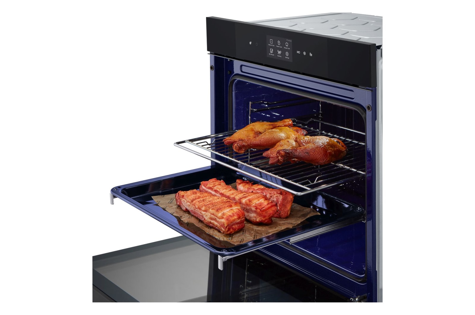 Dettaglio della cavità con la teglia inferiore estratta sulle guide a scorrimento e con del cibo all'interno