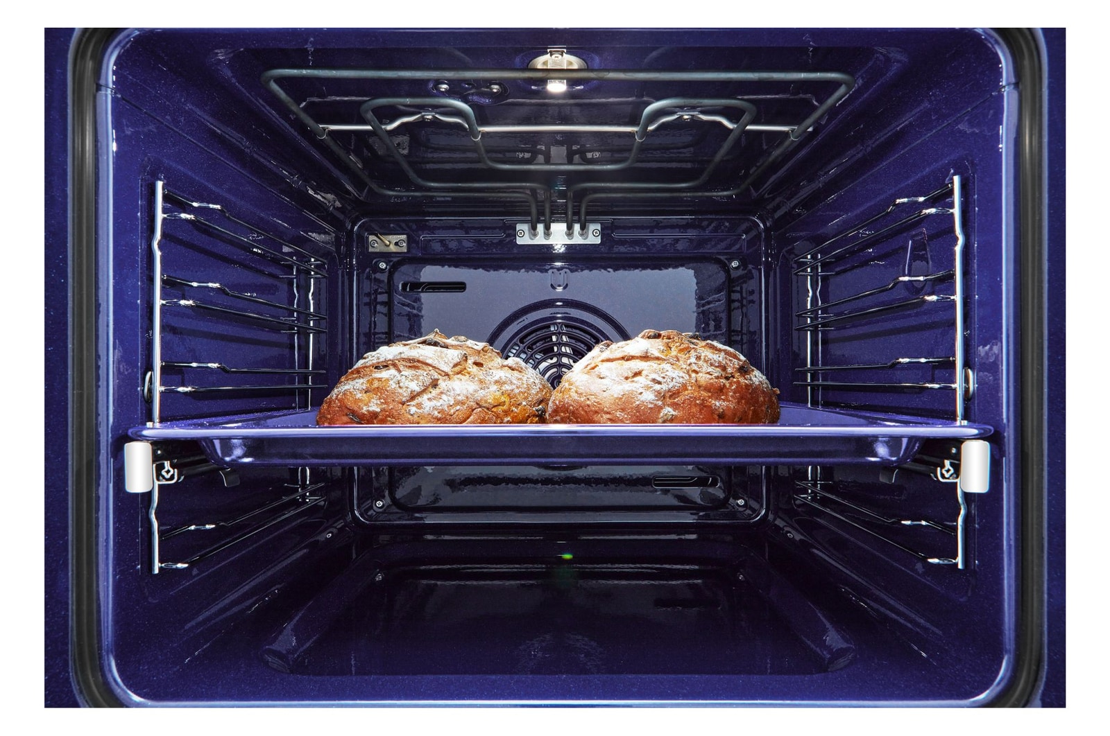 Dettaglio della cavità vista frontalmente con la teglia su cui si sta cuocendo del pane