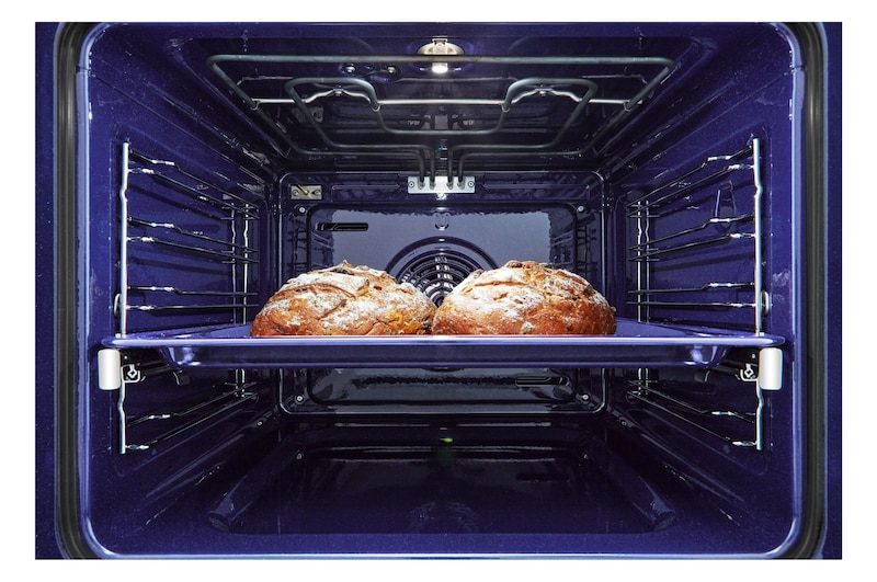 Dettaglio della cavità vista frontalmente con la teglia su cui si sta cuocendo del pane