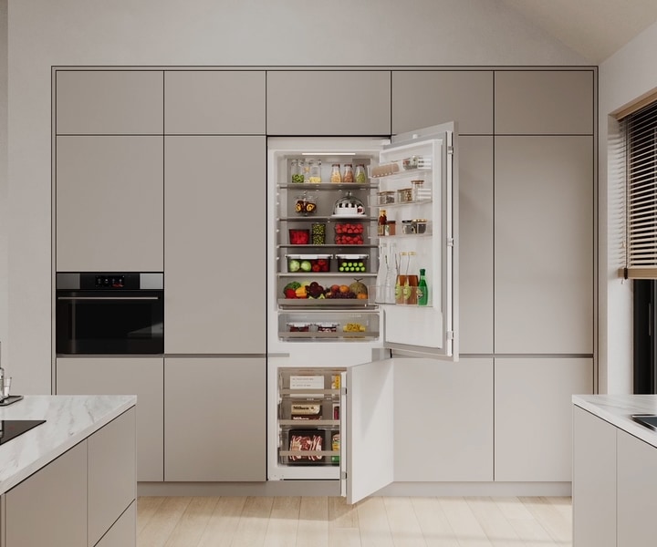 Immagine di una cucina moderna con il frigorifero da incasso aperto che mostra lo spazio interno