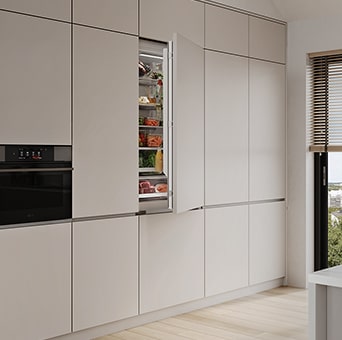 Immagine di un frigorifero da incasso completamente integrato con la cucina, per un design elegante e moderno