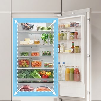 Immagine dell' interno del frigorifero pieno di alimenti, con ampie zone flessibili pe la conservazione