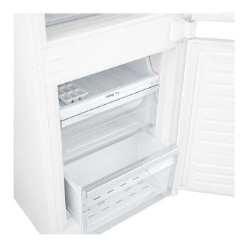 Dettaglio del freezer aperto con cassetti aperti