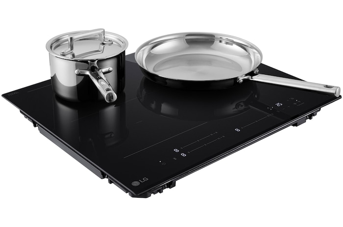 Foto angolata verso destra del piano cottura, su cui sono posizionate due pentole