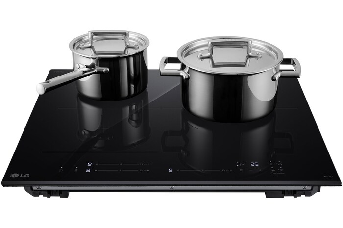 Foto in prospettiva frontale del piano cottura., su cui sono posizionate due pentole