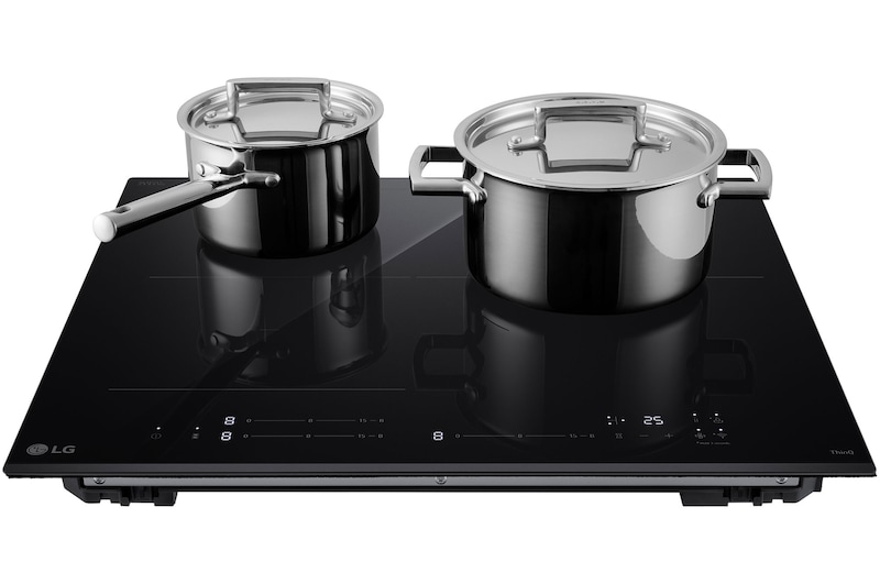 Foto in prospettiva frontale del piano cottura., su cui sono posizionate due pentole