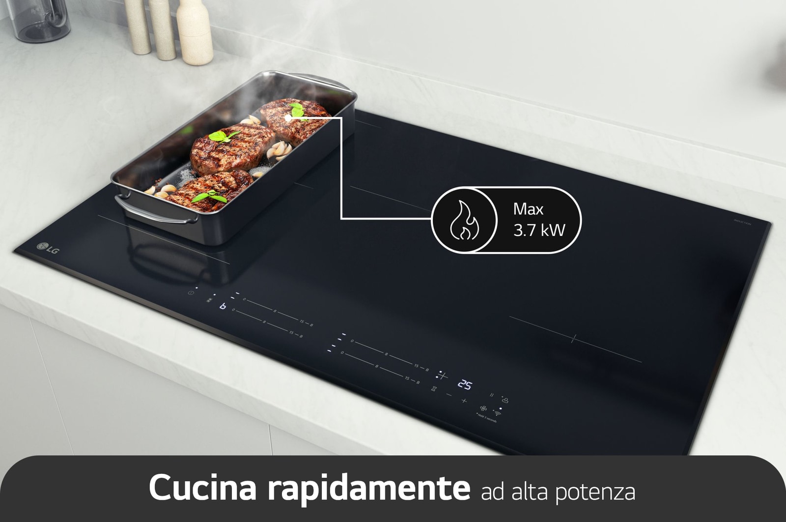Foto di una teglia grande posizionata su due zone di cottura in modalità Flex, con il cibo all'interno che sta cuocendo.