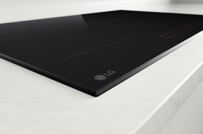 Foto angolata verso destra del piano cottura, su cui sono posizionate due pentole