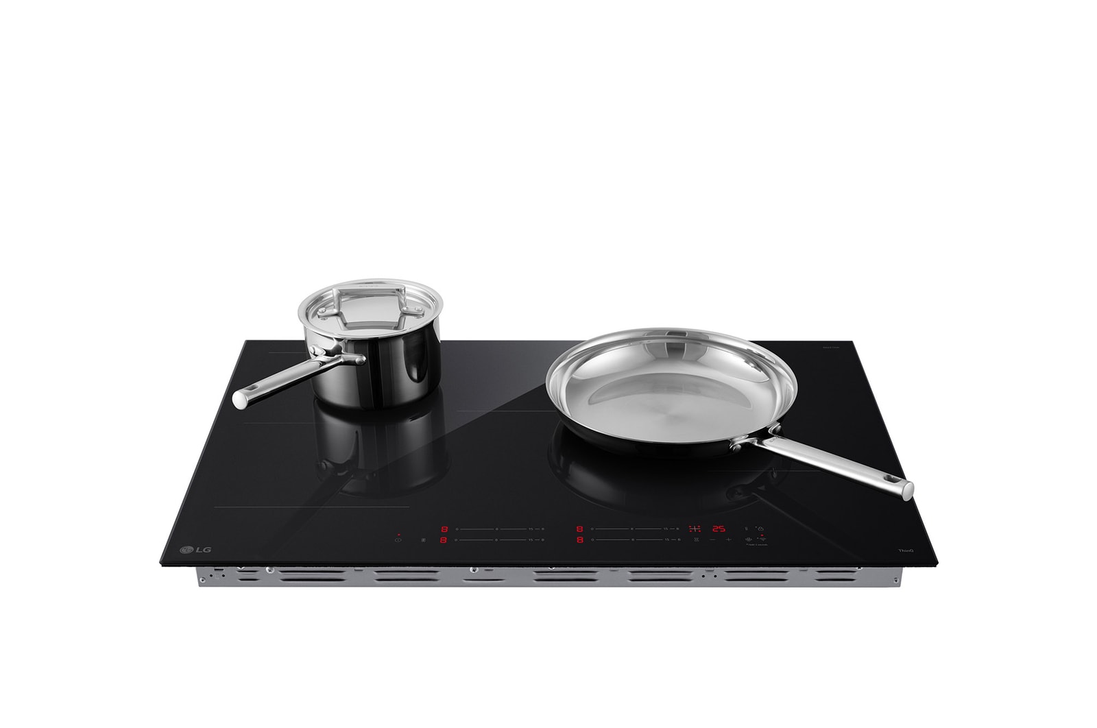 Foto dettaglio del piano cottura con una mano che lo accende.