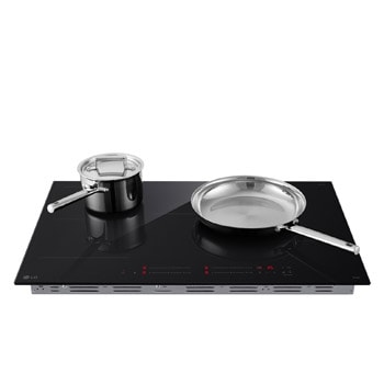 Foto dettaglio del piano cottura con una mano che lo accende.