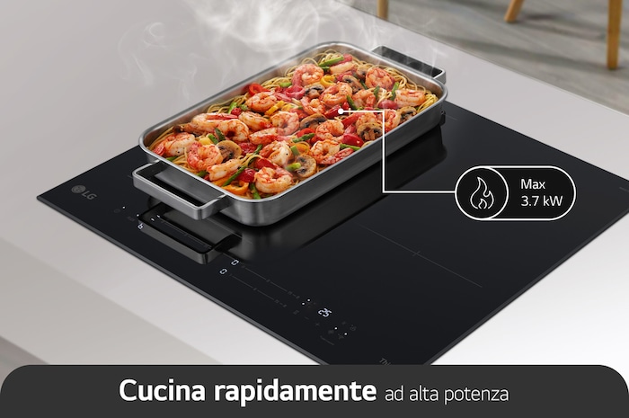 Foto del piano cottura con diverse padelle. A sinistra c'è una teglia che occupa due zone in modalità Flex, mentre a destra ci sono due padelle, una su ciascuna zona, in modalità standard.