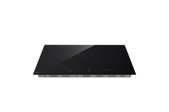 Foto angolata verso destra del piano cottura, su cui sono posizionate due pentole