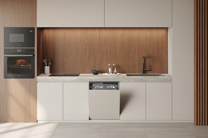 Foto cambientata di una cucina vista di fronte con la lavastoviglie integrata