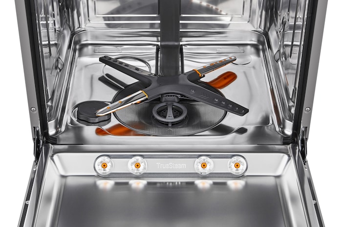 Dettaglio dell'interno della lavastoviglie