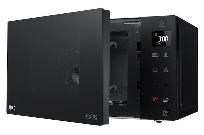 Vista da tre quarti con microonde rivolto verso sinistra con porta aperta