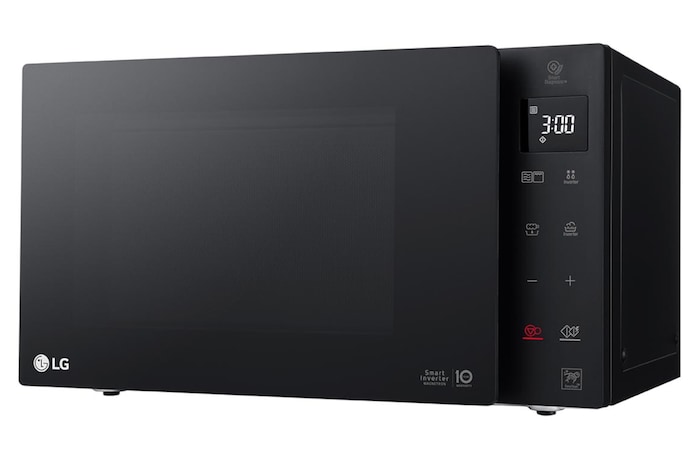 Vista da tre quarti con microonde rivolto verso sinistra