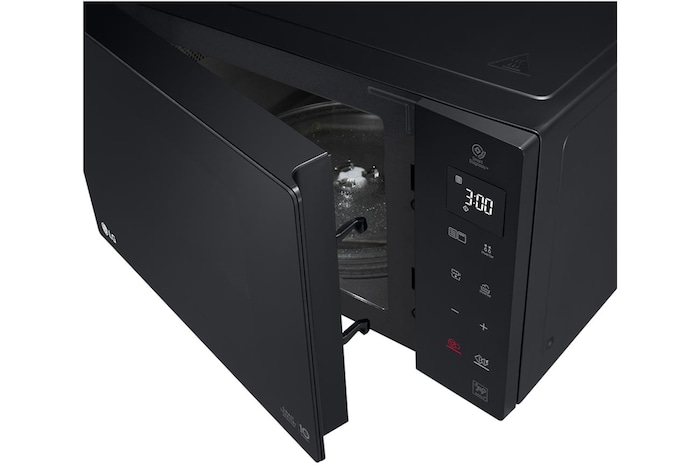 Vista a tre quarti dello sportello leggermente aperto